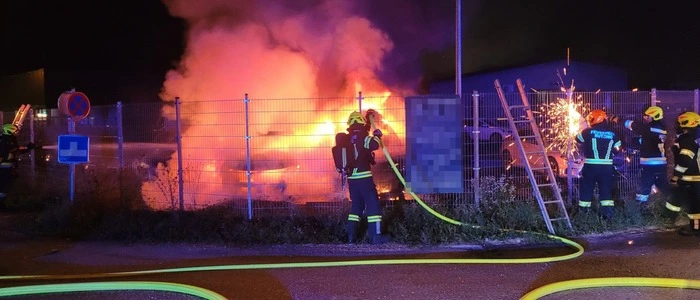 Autos in Flammen in Hörsching.