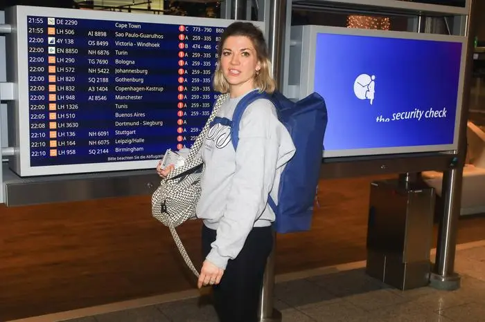 Abflug ins RTL - Dschungelcamp 2025 Frankfurt/Main, 15.1.2025 Nina Bott beim Abflug nach Australien ins RTL Dschungelcamp am Frankfurter Flughafen Hessen Deutschland *** Departure to RTL Jungle Camp 2025 Frankfurt Main, 15 1 2025 Nina Bott departing for Australia to RTL Jungle Camp at Frankfurt Airport Hesse Germany Copyright: xMatthiasxGränzdörferx