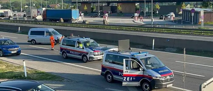 Die Polizei geht von einem Unfall mit Fahrerflucht aus, Fahrzeugteile seien sichergestellt worden.
