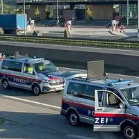 Die Polizei geht von einem Unfall mit Fahrerflucht aus, Fahrzeugteile seien sichergestellt worden.