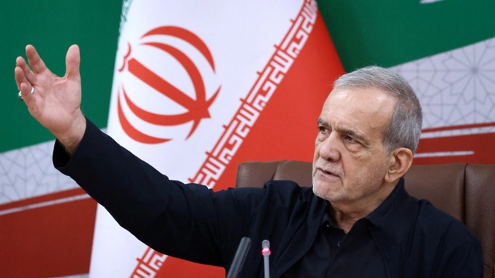 Irans Präsident Pezeshkian wies auf Herausforderungen hin (Archivbild)