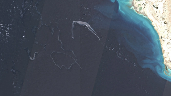 Satellitenbilder zeigen Ölteppiche in der Nähe von Naturschutzgebieten