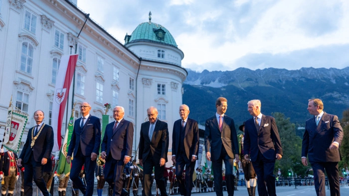 v.l. BGM Johannes Anzengruber, LH Anton Mattle, Bundespräsident Frank-Walter Steinmeier (Deutschland), Bundespräsident Guy Parmelin (Schweiz), Bundespräsident Alexander Van der Bellen (Österreich), Alois von und zu Liechtenstein, König Philippe von Belgien, Großherzog Guillaume V. von Luxemburg beim abschreiten der Ehrenformationen am Dienstag, 1. September 2026, beim Tiroler Empfang anlässlich eines Treffens von Bundespräsident Van der Bellen mit Amtskollegen aus Liechtenstein, Belgien, Deutschland, Luxemburg und der Schweiz, in Innsbruck.