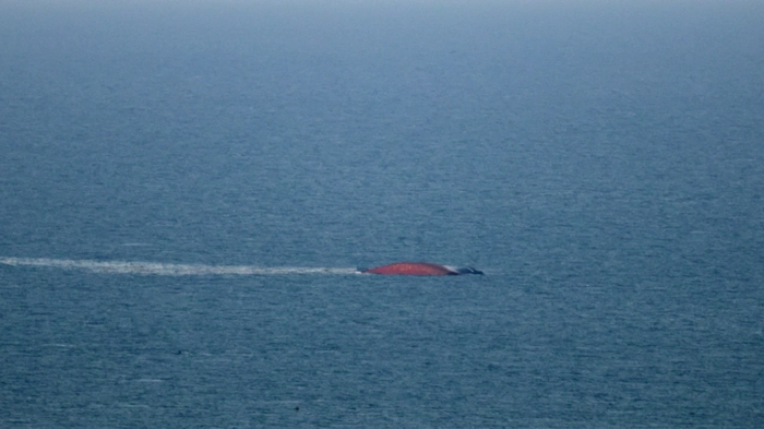 Ein Cargo-Schiff das in Folge eines russischen Angriffs sinkt