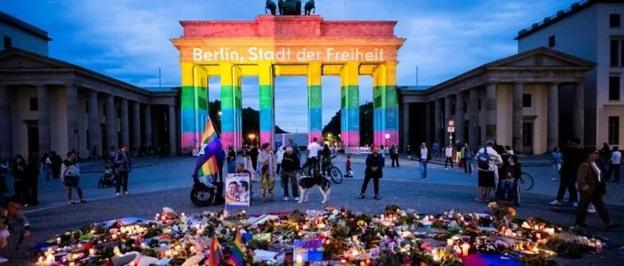 Das Brandenburger Tor nach dem CSD-Anschlag