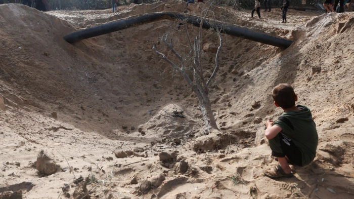 Palestinians gather around a crater following overnight Israeli bombardment in Khan Younis, in the southern Gaza Strip, on May 19, 2026. Despite an October ceasefire in the Gaza war, triggered by Hamas’s October 2023 attack on Israel, the territory remains gripped by daily violence as Israeli strikes continue, with both the military and Hamas accusing each other of violating the truce. (Photo by Bashar Taleb / AFP)