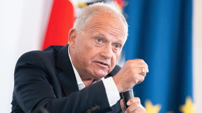 Ernst Strassers Geburtstags-Party wirft Fragen auf
