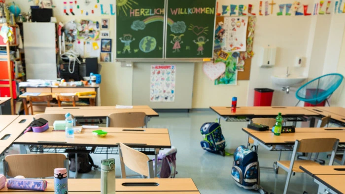 ++ THEMENBILD +++ Illustration zu den Themen Schule / Schulbeginn / Unterricht / Volksschule / Bildung / Kinder. Blick in eine Klasse der Volksschule Julius-Meinl-Gasse in Wien am Montag, 24. August 2026, im Rahmen eines Medientermins anl. des Beginns der Sommerschule im Osten Österreichs.