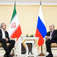 Russlands Präsident mit seinem iranischen Amtskollegen Pezeshkian