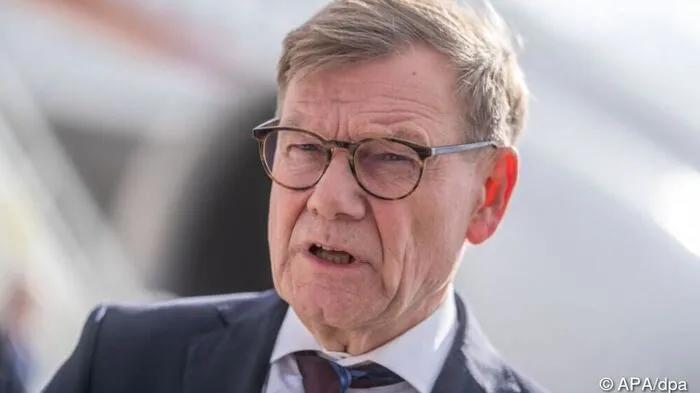 21.09.2026, Brandenburg, Schönefeld: Johann Wadephul (CDU), Außenminister, steigt in einen Flieger der Flugbereitschaft der Luftwaffe um zur UN-Vollversammlung nach New York zu fliegen. Foto: Michael Kappeler/dpa +++ dpa-Bildfunk +++