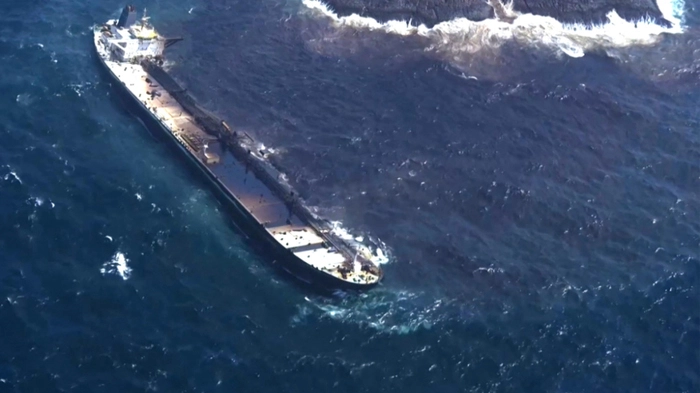 This image grab from aerial footage released by Oman TV on August 14, 2026, shows an oil leak from the Russian tanker Caroline Bezengi, which ran aground near al-Qibliyah Island off the southern coast of Oman, several weeks after the vessel was abandoned following an explosion. An oil spill from a tanker that ran aground off Oman on June 30 has reached the coastline, state media reported, while monsoon winds were obstructing containment efforts, the United Nations' maritime agency said on August 12. (Photo by OMAN TV / AFP) / RESTRICTED TO EDITORIAL USE - MANDATORY CREDIT "AFP PHOTO / OMAN TV / HANDOUT / " - NO MARKETING NO ADVERTISING CAMPAIGNS - DISTRIBUTED AS A SERVICE TO CLIENTS