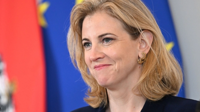 Ministerin Beate Meinl-Reisinger (NEOS) bei einem Pressefoyer nach der Sommersitzung des Ministerrates in der Schwarzenberg-Kaserne in Wals-Siezenheim, am Montag, 27. Juli 2026.