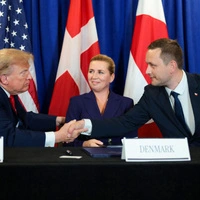 NEW YORK, NEW YORK - SEPTEMBER 22: (L-R) U.S. President Donald Trump, Prime Minister of Denmark Mette Frederiksen and Prime Minister of Greenland Jens-Frederik Nielsen shake hands during the signing of a security pact between the U.S., Denmark, and Greenland during the 81st session of the United Nations (U.N.) General Assembly at U.N. Headquarters on September 22, 2026 in New York City. World leaders have gathered in New York for the annual session of the United Nations General Assembly, with this year's global issues ranging from the threat of artificial intelligence to the continued wars in Ukraine and Gaza. Chip Somodevilla/Getty Images/AFP (Photo by CHIP SOMODEVILLA / GETTY IMAGES NORTH AMERICA / Getty Images via AFP)