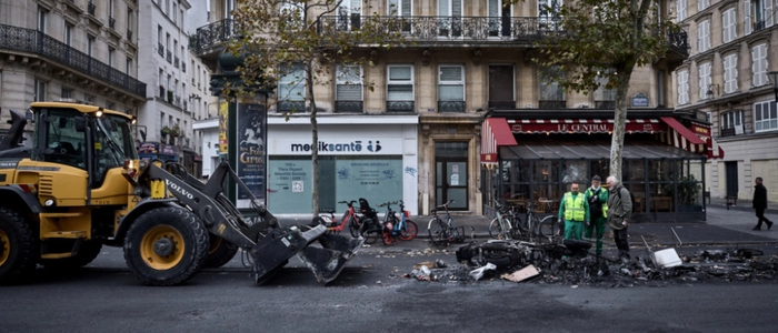 Aufräumarbeiten nach Ausschreitungen in Paris