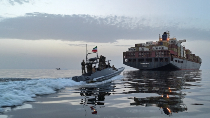 Iranisches Militärboot stoppt Containerschiff in Straße von Hormuz