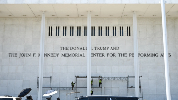 Das Kennedy Center von außen mit Trumps Namen, der wieder entfernt werden muss