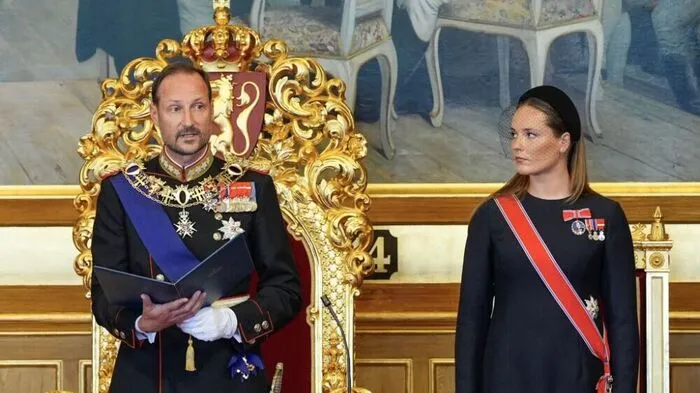 TOPSHOT - King Haakon VIII of Norway (L) takes the oath as his daughter Crown Princess Ingrid Alexandra of Norway looks on during an oath-taking ceremony for the new king to Norway's constitution in the main chamber of the Norwegian Parliament, the Storting, in Oslo on September 1, 2026. (Photo by Lise Åserud / NTB / AFP) / Norway OUT