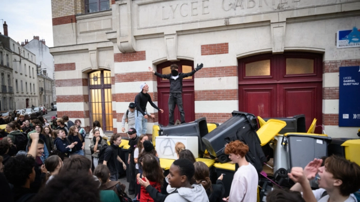 Students gather around bins piled at the entrance as they carry out a blocking protest at the Gabriel Guist'hau secondary school during a day of nationwide public sector strikes and demonstrations, in Nantes, western France, on September 29, 2026. Public sector workers, including firefighters, hold a one-day strike and demonstrations across France on September 29 in response to a call from a broad inter-union coalition, with the aim of putting pressure on the government two days before the presentation of the draft budget for 2027. (Photo by Loic VENANCE / AFP)