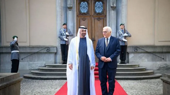10.09.2026, Berlin: Mohammed Bin Zayed Al Nahyan, Präsident der Vereinigten Arabischen Emirate, wird zu Beginn seines Staatsbesuchs von Bundespräsident Frank-Walter Steinmeier (r) an der Villa Borsig begrüßt. Foto: Bernd von Jutrczenka/dpa +++ dpa-Bildfunk +++.
