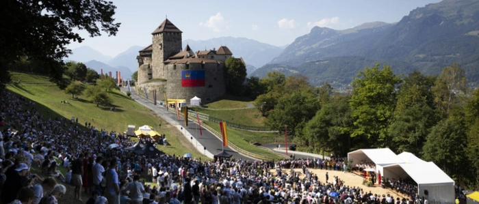 Feiern zum Staatsfeiertag in Liechtenstein vor Schloss Vaduz