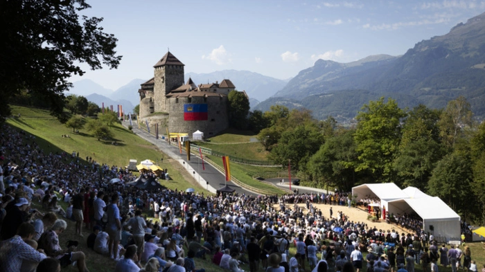 Feiern zum Staatsfeiertag in Liechtenstein vor Schloss Vaduz