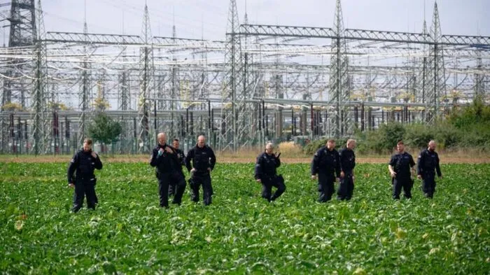 Polizisten ermitteln nach Anschlägen auf Umspannwerke