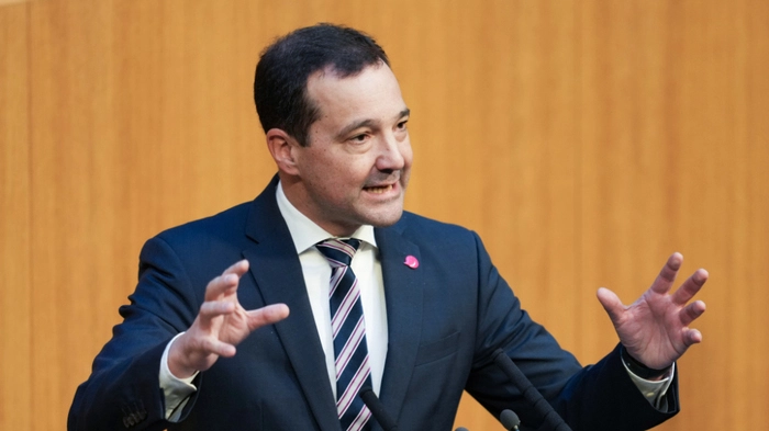 Gerald Loacker (NEOS) im Rahmen einer Sitzung des Nationalrates im Parlament, am Donnerstag, 14. Dezember 2023, in Wien.