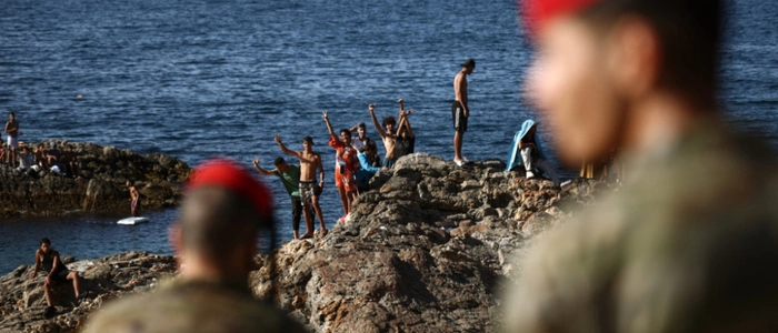 Spanische Soldaten beobachten die Grenze zu Ceuta