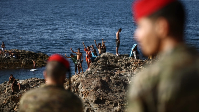 Spanische Soldaten beobachten die Grenze zu Ceuta