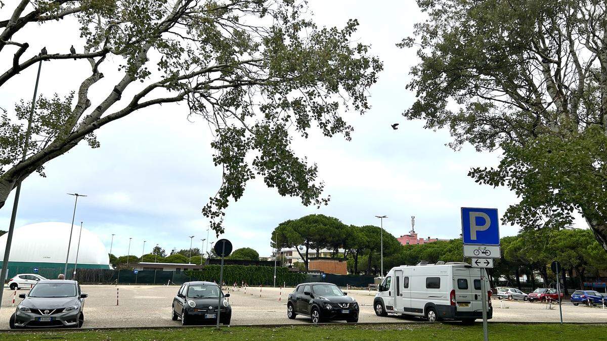 Zwischen Therme und Tennisclub wird ein doppelstöckiges Parkhaus gebaut, das 250 Plätze bietet