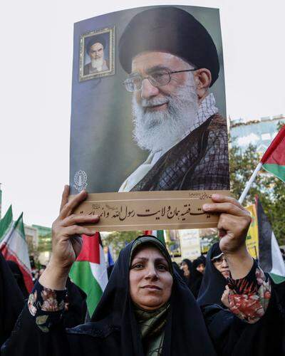 Hier feiern Anhänger von Ayatollah Ali Khamenei die Raketenangriffe | Hier feiern Anhänger von Ayatollah Ali Khamenei die Raketenangriffe. Doch trotz der Repression im Land gibt es auch Kritik