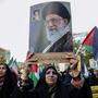 Hier feiern Anhänger von Ayatollah Ali Khamenei die Raketenangriffe | Hier feiern Anhänger von Ayatollah Ali Khamenei die Raketenangriffe. Doch trotz der Repression im Land gibt es auch Kritik