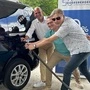 Tröpferlweise: Führungstrio Peter Jagersberger, Michael Muhrer und Gerhard Messner beim Auftanken in Kroatien