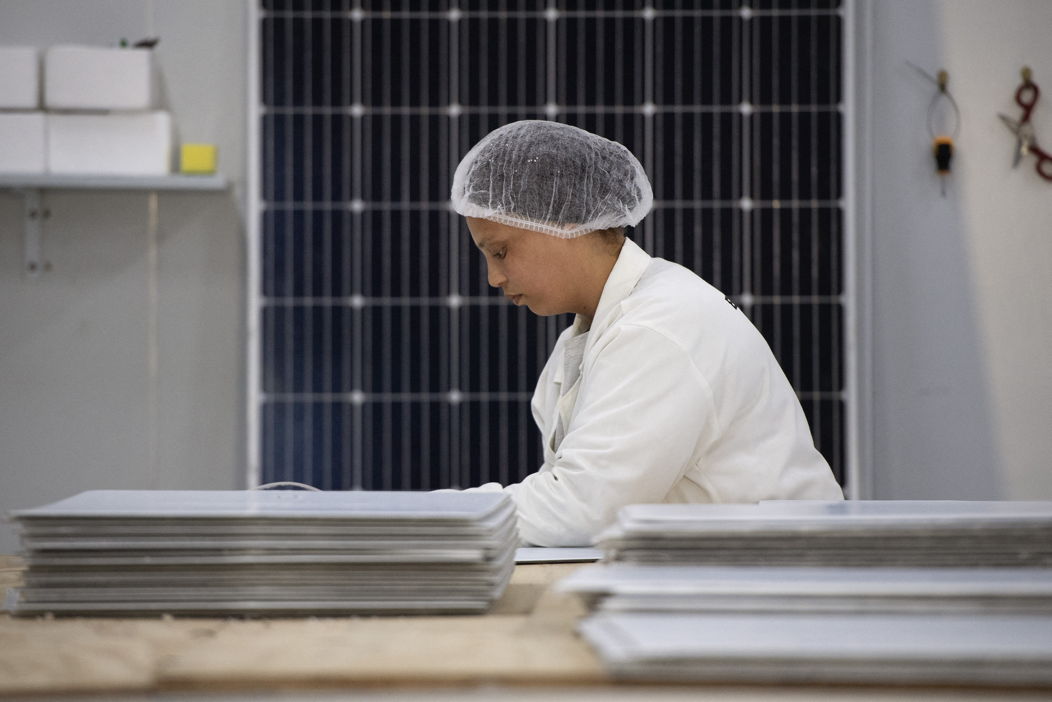 Eine Arbeiterin von EnerG Africa, einem Produzenten von Solar-Paneelen