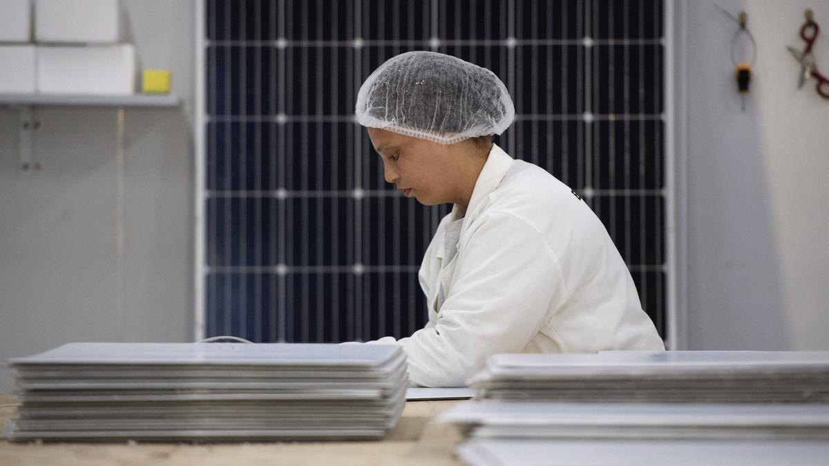 Eine Arbeiterin von EnerG Africa, einem Produzenten von Solar-Paneelen
