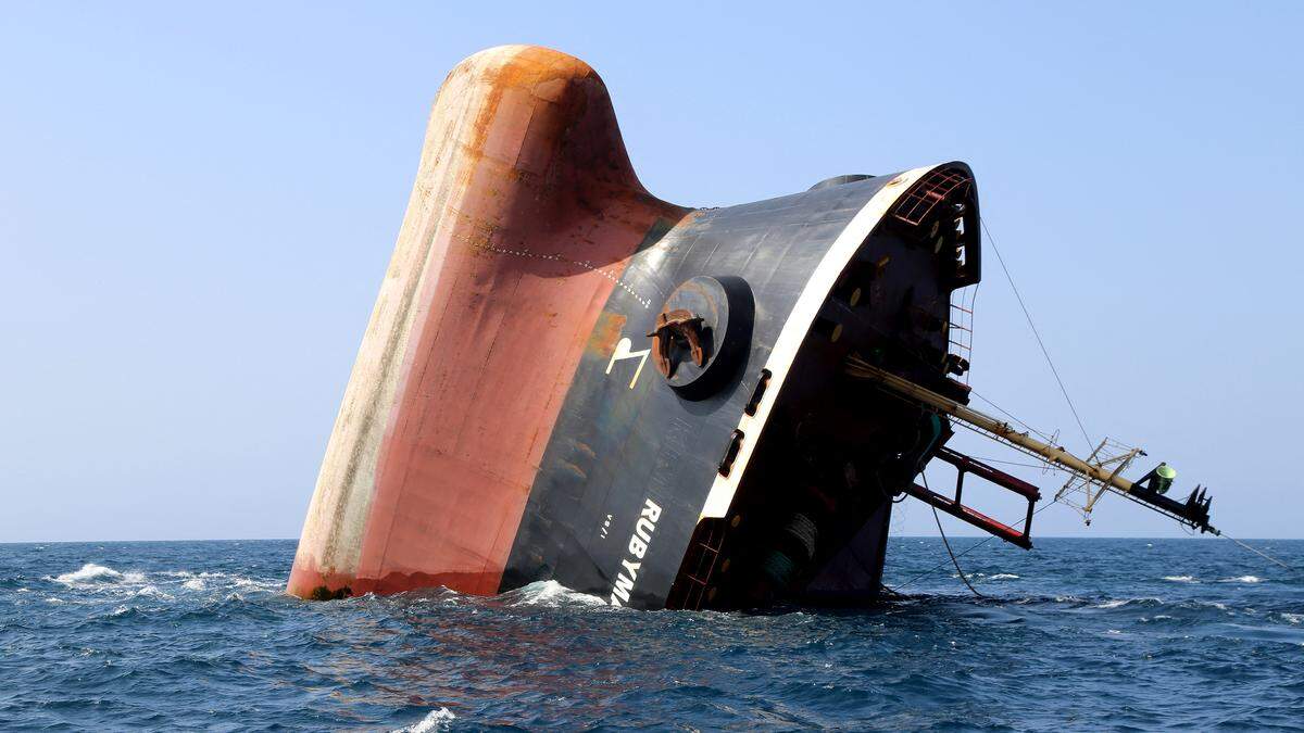 Der amerikanische Frachters „Rubymar“ wurde durch einen Drohnenangriff der Huthis so stark beschädigt, dass er sank.