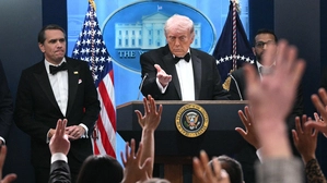 Noch im Smoking beantwortet Trump erste Journalistenfragen