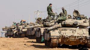 Israelische Panzer beziehen unweit von Gaza Position. Laut Zeitung „Haaretz“ haben arabische Staaten Israel hinter verschlossenen Türen ihre Unterstützung für das Ziel signalisiert, die Hamas militärisch auszuschalten.
