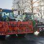 Vor dem Messegelände in Berlin drehen die Traktoren ihre Mahnrunden