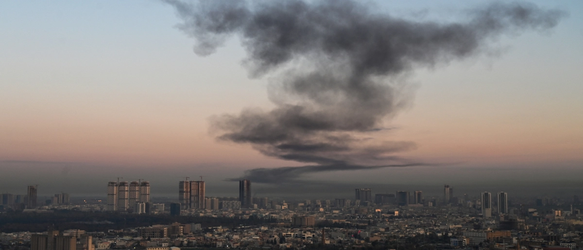 Über dem Flughafen von Erbil ist nach einem Treffer eine große Rauchwolke zu sehen