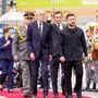 16.06.2025 - Österreich, Wien, Europa: Staatsbesuch - Der ukrainische Präsident Wolodymyr Selenskyj trifft gemeinsam mit seiner Ehefrau Olena Selenska vor der Präsidentschaftskanzlei am Ballhausplatz ein. Empfang durch Bundespräsident Alexander Van der Bellen und Doris Schmidauer mit militärischen Ehren Stichworte: Ukrainekrieg, EUBeitrittsperspektive, militärische und humanitäre Unterstützung, Wiederaufbauhilfe, österreichische Neutralität, Sicherheitspolitik, bilaterale Beziehungen, Solidarität mit der Ukraine, diplomatische Gespräche, internationale Kooperation, Außenpolitik Österreichs, Proteste gegen Waffenlieferungen, prorussische Gegendemonstrationen, Polizeiaufgebot, Heldenplatz gesperrt, Sicherheitsvorkehrungen in Copyright: xLukaxKolanovicx