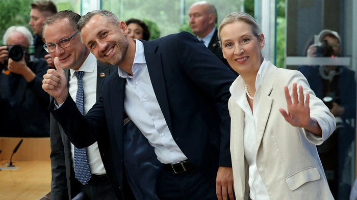 Ulrich Siegmund und die beiden Parteichefs Alice Weidel und Tino Chrupalla bestreiten in Berlin in gelöster Stimmung ihre Medientermine