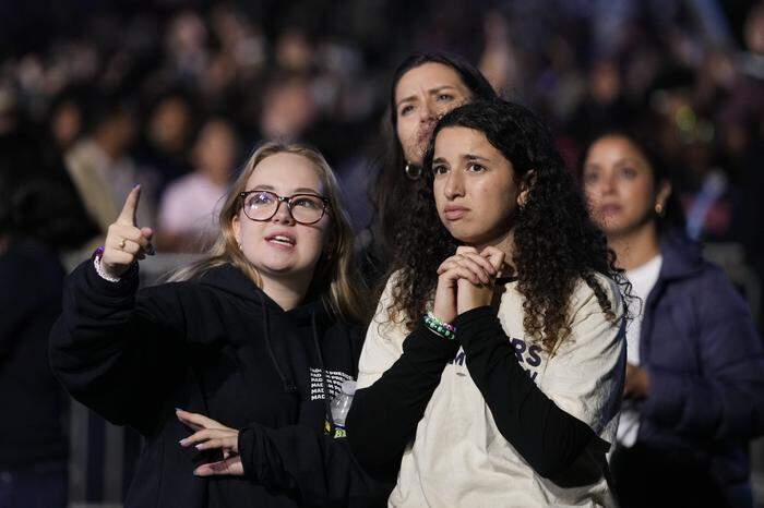 Betretene Gesichter bei Harris-Wahlparty in der Howard University. Die Jungen haben der Vizepräsidentin nicht zum Sieg verholfen