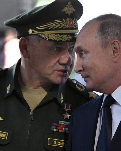 Weggelobt: Der Putin stets treu ergebene 68-jährige Schoigu soll künftig den durchaus einflussreichen nationalen Sicherheitsrat als Sekretär leiten