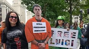 September 16, 2025, New York, New York, USA: Luigi Mangione makes a very brief appearance in the NY State Criminal Court for his ongoing assassination case against the United Healthcare CEO, Brian Thompson. Outside the courthouse there were some supporters on the sidewalks and some vehicles circulating with videos displayed on the exterior of the panels. Photo: Andrea RENAULT / Zuma Press New York USA - ZUMAg115 20250916_faf_g115_029 Copyright: xAndreaxRenaultx