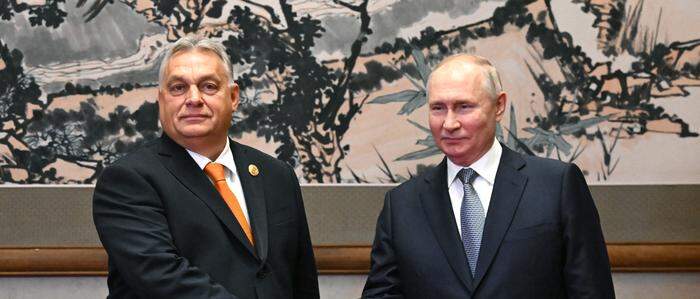 Keine Berührungsängste: Als Putin und Orbán zuletzt im Oktober in Peking zusammentrafen, gab es ein demonstratives Händeschütteln