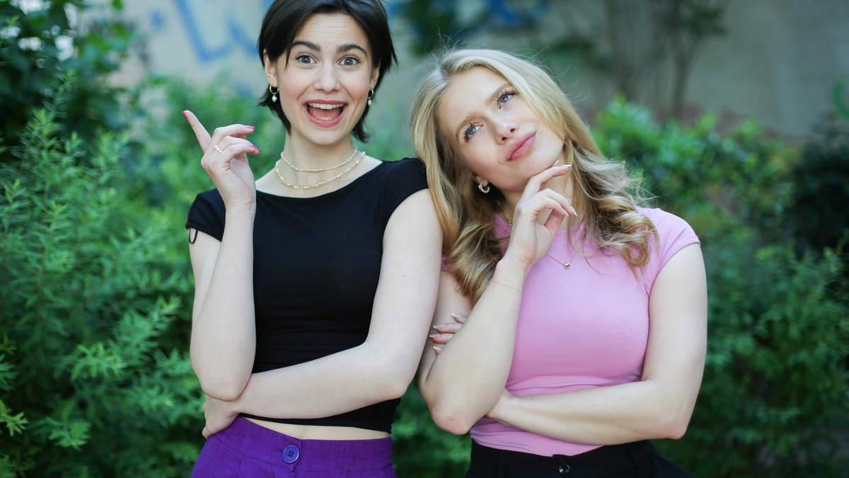 Die Hosts Miso Tschak und Julia Winkler (v.l.) führen durch die Videos.