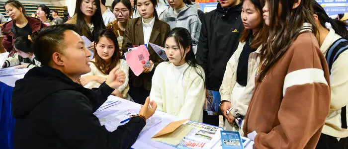 Bei einer Jobmesse in Fuyang erkundigen sich junge Menschen nach Beschäftigungsmöglichkeiten