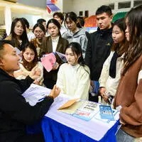 Bei einer Jobmesse in Fuyang erkundigen sich junge Menschen nach Beschäftigungsmöglichkeiten