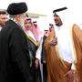 Der iranische Präsident Ebrahim Raisi (l.) wurde am Samstag am Flughafen in Riad empfangen. Dass Raisi überhaupt Saudi-Arabien besucht, ist bemerkenswert, die beiden Länder verbindet eine Jahrzehnte alte Feindschaft
